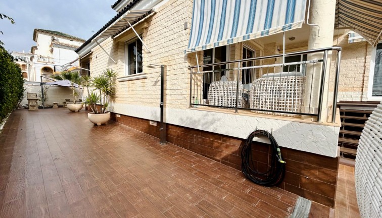 Resale - Chalet - Torrevieja - LA MATA