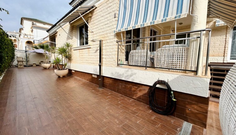 Resale - Chalet - Torrevieja - LA MATA