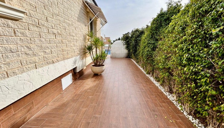 Resale - Chalet - Torrevieja - LA MATA