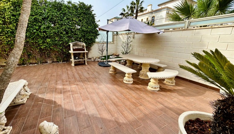 Resale - Chalet - Torrevieja - LA MATA