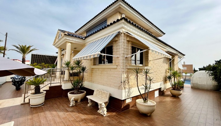 Resale - Chalet - Torrevieja - LA MATA