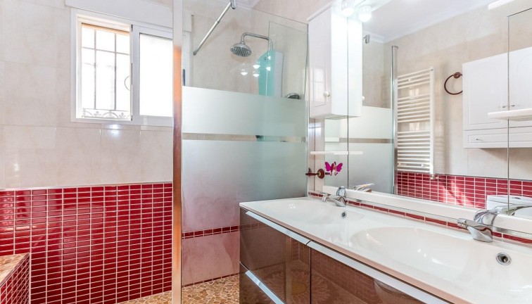 Resale - Chalet - Orihuela Costa - La Zenia