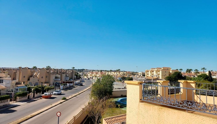 Resale - Chalet - Orihuela Costa - La Zenia