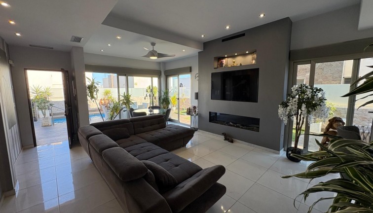 Jälleenmyynti - Erillistalo - Orihuela Costa - Villamartín