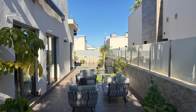 Jälleenmyynti - Erillistalo - Orihuela Costa - Villamartín