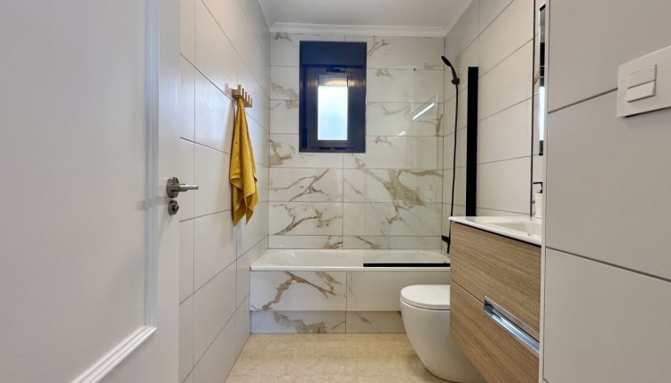 Reventa - Casa adosada - San Miguel de Salinas