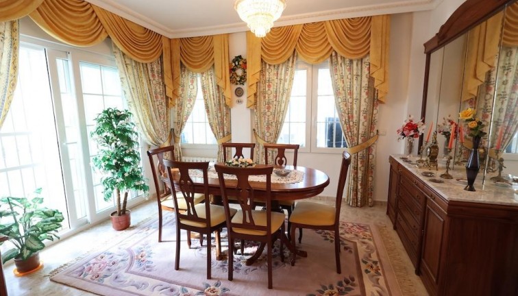 Jälleenmyynti - Erillistalo - Orihuela Costa - Villamartín