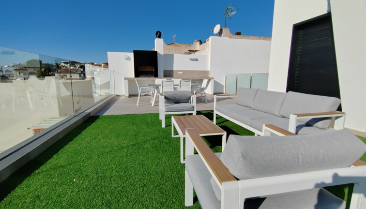 Uudistuotanto - Erillistalo - Torrevieja - Los Balcones