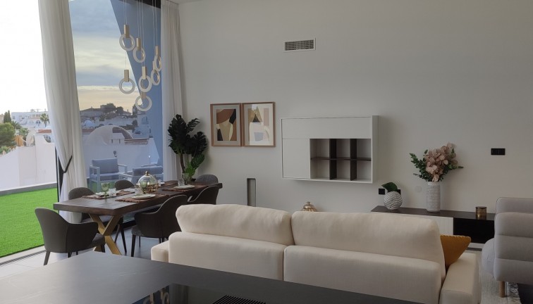 Uudistuotanto - Erillistalo - Torrevieja - Los Balcones