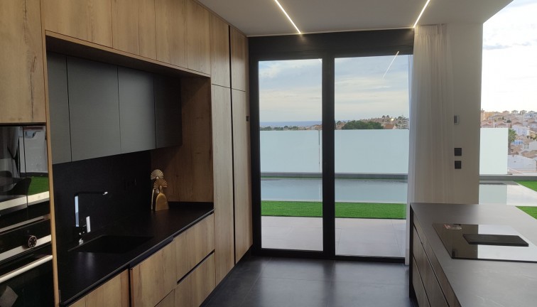 Uudistuotanto - Erillistalo - Torrevieja - Los Balcones