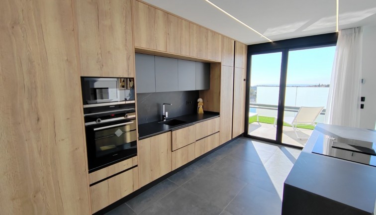 Uudistuotanto - Erillistalo - Torrevieja - Los Balcones