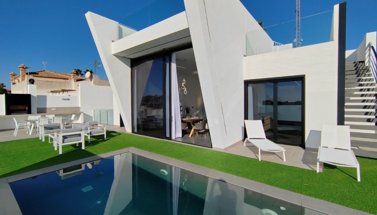 Uudistuotanto - Erillistalo - Torrevieja - Los Balcones