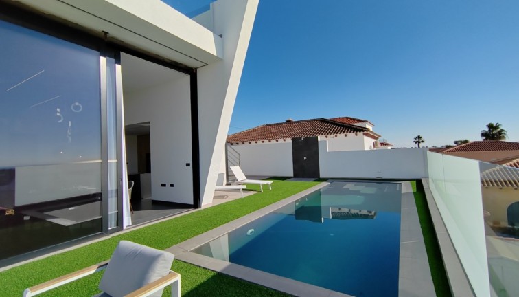 Uudistuotanto - Erillistalo - Torrevieja - Los Balcones