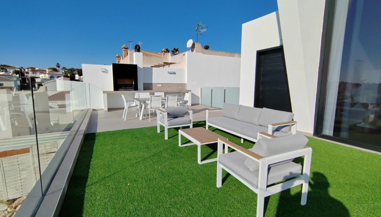 Uudistuotanto - Erillistalo - Torrevieja - Los Balcones