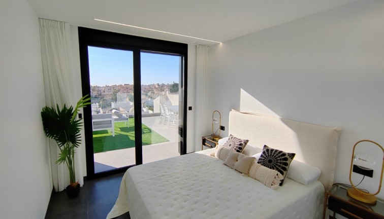 Uudistuotanto - Erillistalo - Torrevieja - Los Balcones