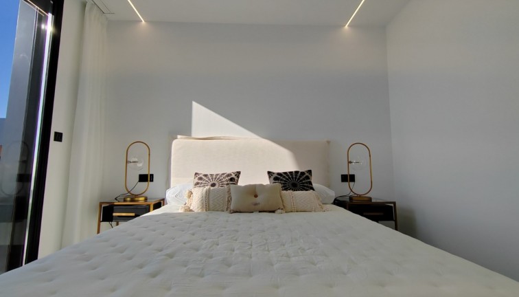 Uudistuotanto - Erillistalo - Torrevieja - Los Balcones