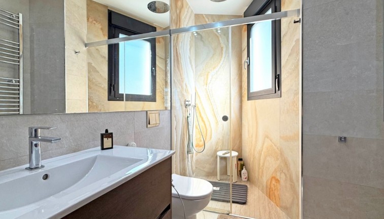 Jälleenmyynti - Erillistalo - Orihuela Costa - Villamartín