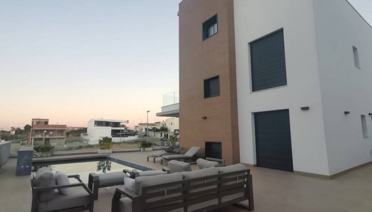 Obra nueva - Chalet - Campoamor