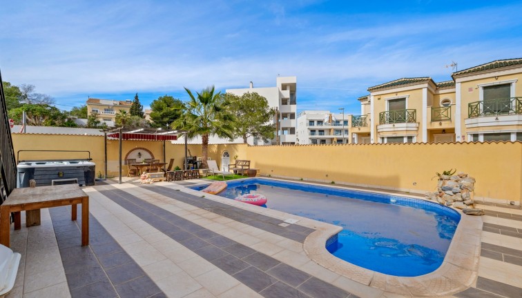 Jälleenmyynti - Erillistalo - Orihuela Costa - Castillo de Don Juan