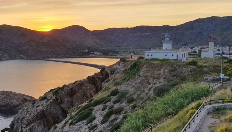 Uudistuotanto - Paritalo/Rivitalo - La Union - centro