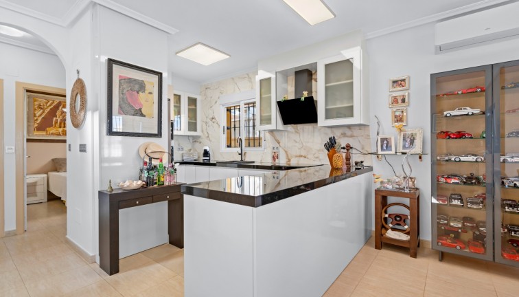 Jälleenmyynti - Erillistalo - El Raso - EL RASO