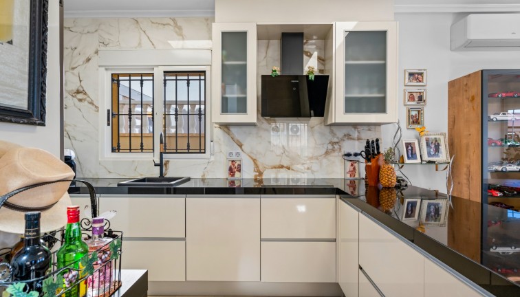 Jälleenmyynti - Erillistalo - El Raso - EL RASO