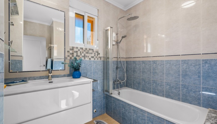 Jälleenmyynti - Erillistalo - El Raso - EL RASO