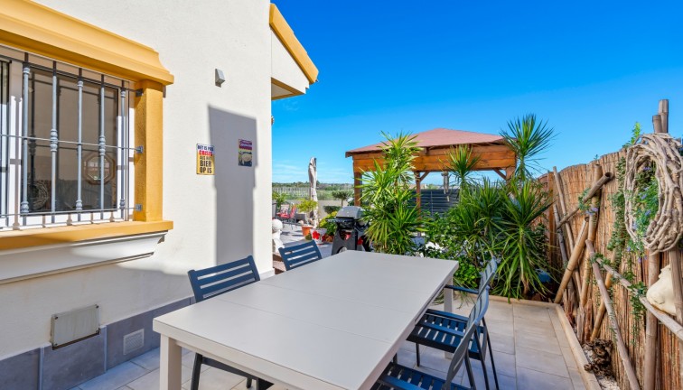 Jälleenmyynti - Erillistalo - El Raso - EL RASO