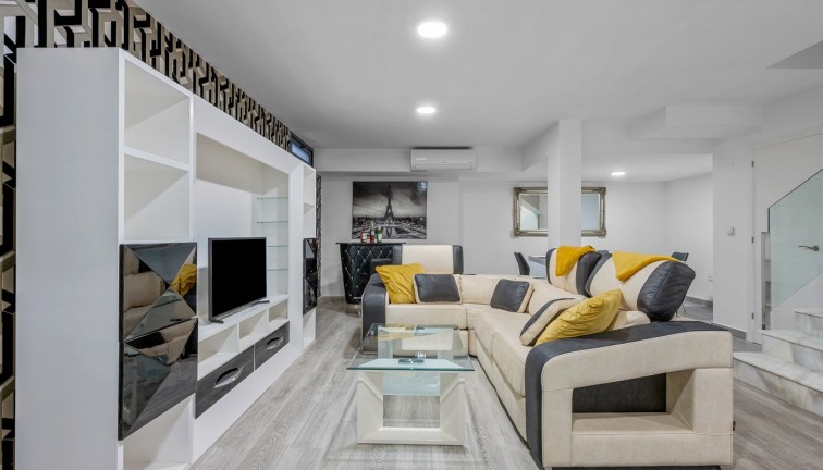 Resale - Chalet - Orihuela Costa