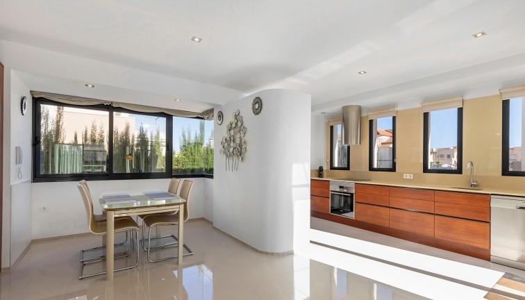 Resale - Chalet - Orihuela Costa - La Zenia