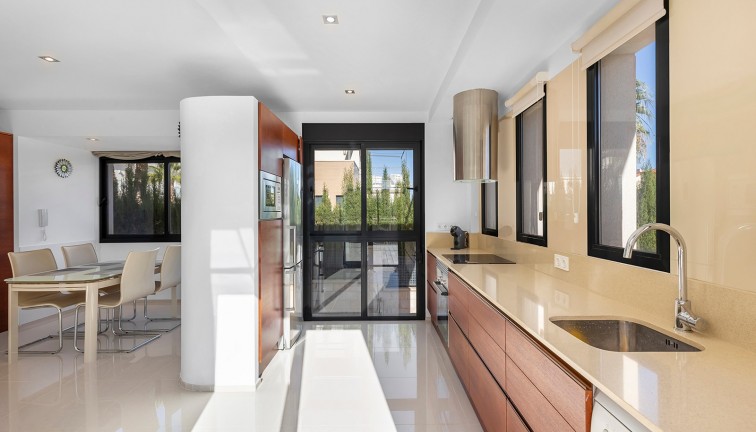 Resale - Chalet - Orihuela Costa - La Zenia