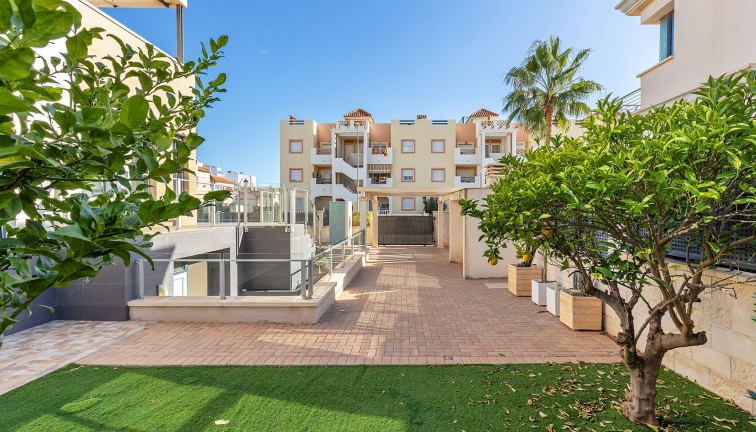 Resale - Chalet - Orihuela Costa - La Zenia