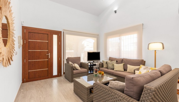 Resale - Chalet - Orihuela Costa - Punta Prima