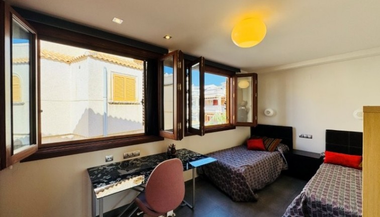 Reventa - Apartamento dúplex - Guardamar del Segura