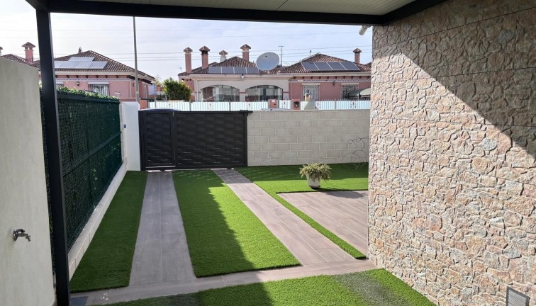 Jälleenmyynti - Paritalo/Rivitalo - Los Montesinos - La Herrada