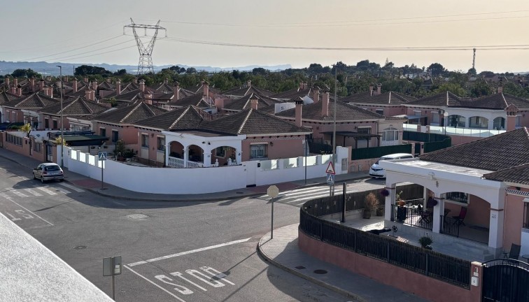 Jälleenmyynti - Paritalo/Rivitalo - Los Montesinos - La Herrada