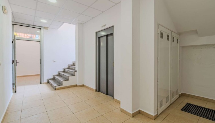 Jälleenmyynti - Liiketila - Torrevieja - Nueva Torrevieja