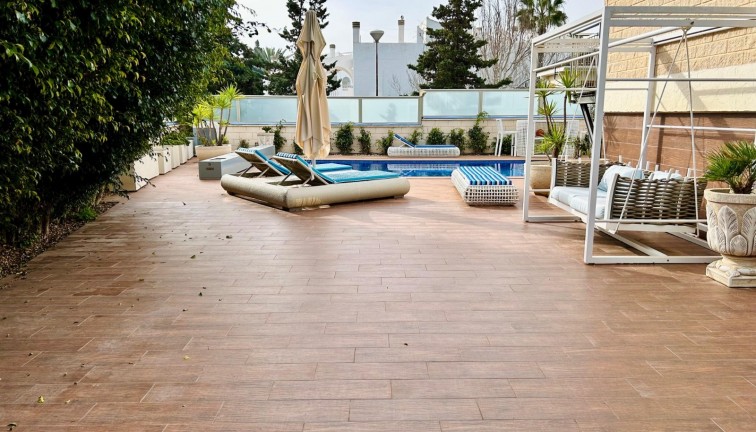 Resale - Chalet - Torrevieja - LA MATA