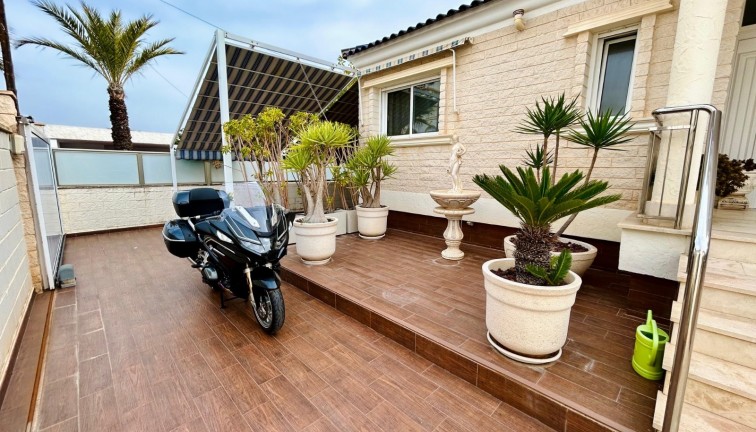 Resale - Chalet - Torrevieja - LA MATA