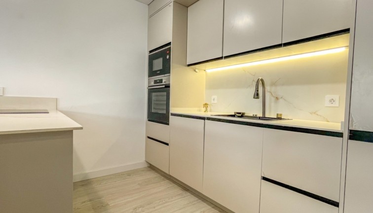 Resale - Apartment - Torrevieja - Acequion