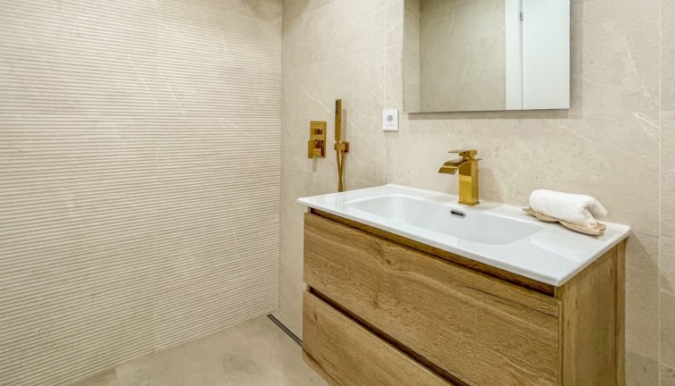 Resale - Apartment - Torrevieja - Acequion