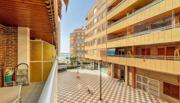 Resale - Apartment - Torrevieja - Acequion