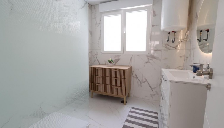 Resale - Apartment - Torrevieja - Acequion