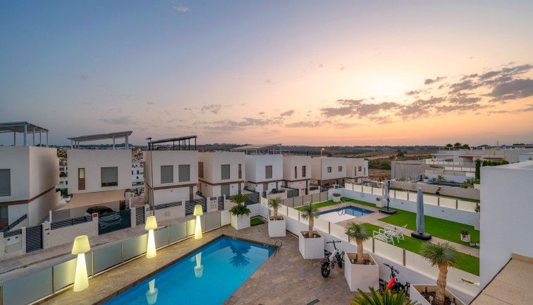 Jälleenmyynti - Erillistalo - Orihuela Costa - Villamartín