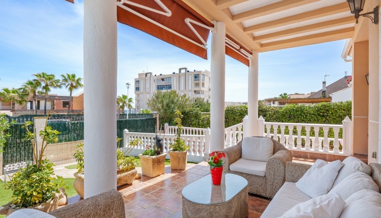 Resale - Chalet - Torrevieja - LA MATA