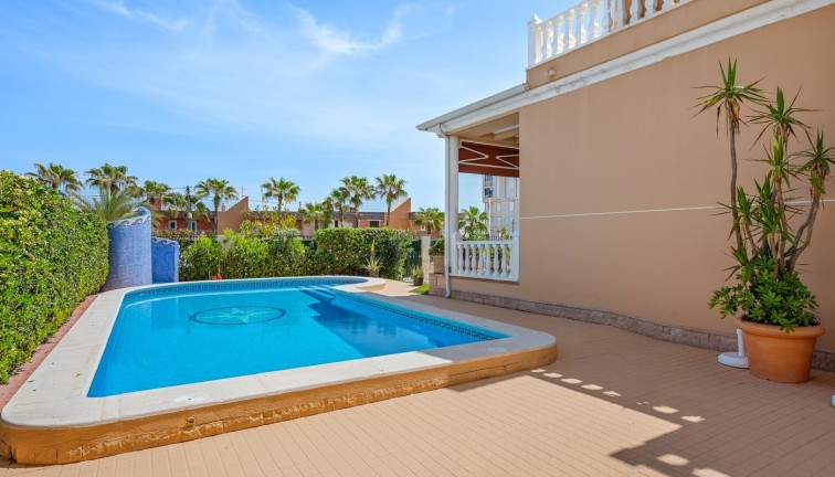 Resale - Chalet - Torrevieja - LA MATA