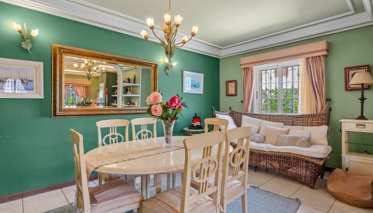 Resale - Chalet - Torrevieja - LA MATA