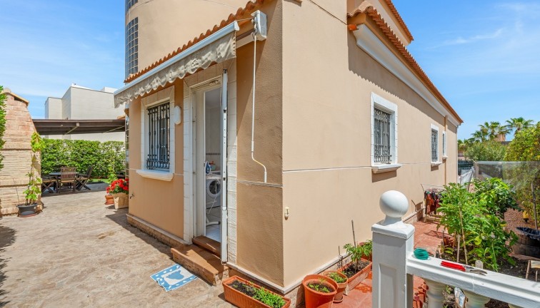 Resale - Chalet - Torrevieja - LA MATA