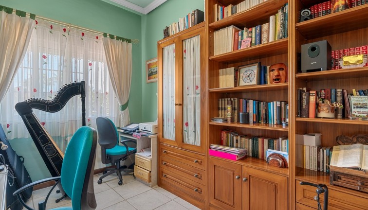 Resale - Chalet - Torrevieja - LA MATA