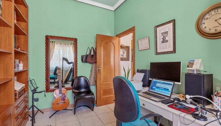 Resale - Chalet - Torrevieja - LA MATA